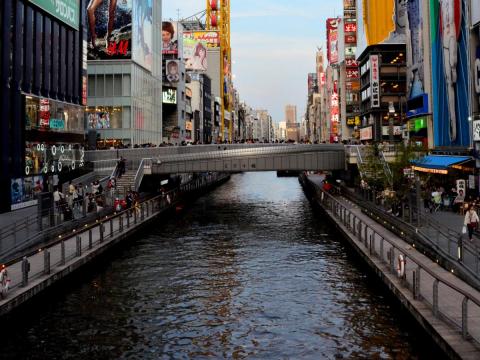 あの「グリコの看板」が目の前に！ 大阪・ミナミを象徴する観光スポット