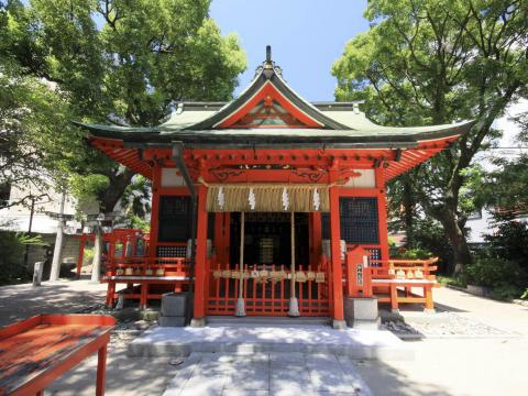 九州一の繁華街、天神の名の由来ともなった古式ゆかしい神社