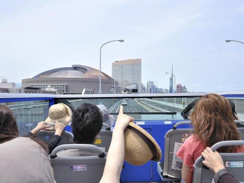 気分爽快！ 2階建ての屋根なしバスで市内の観光名所を周遊！