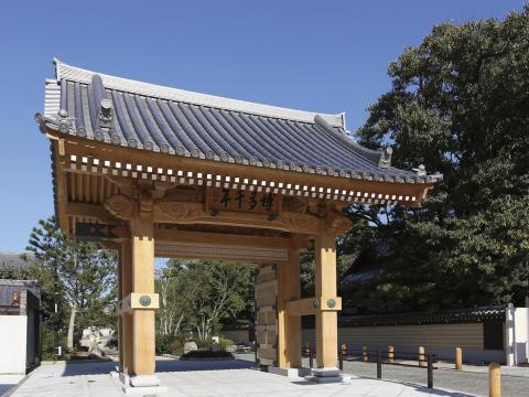 “寺社町・博多”のエントランス。2014年完成の新たな博多の観光シンボル
