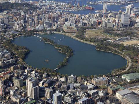 浮島のある日本庭園風の巨大な池は、福岡市民の憩いの場