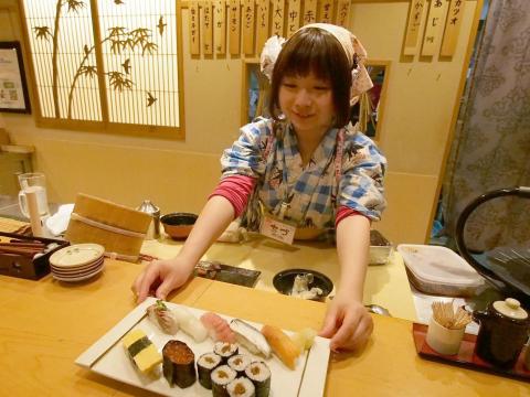 女の子とおしゃべりしながら、女の子が握る寿司をいただく！