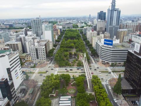 名古屋のシンボル「100ｍ道路」の広い中央帯を占める長大な都心の公園
