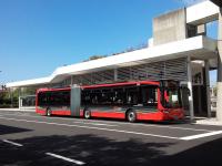 赤い車体が魅力の新潟市が導入したBRT連接バス「ツインくる」