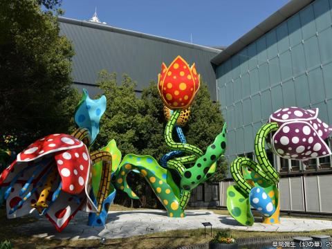 松本にゆかりの芸術家の作品を数多く展示する開かれた美術館
