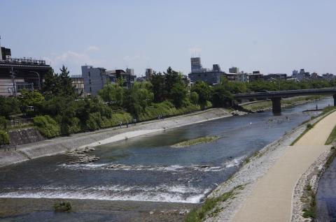 京都といえば鴨川。京都中心部を流れる憩いの場所