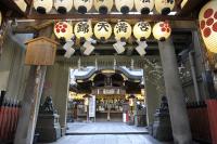 繁栄し続ける京都の繁華街に昔と変わらぬ姿で残る鎮守社