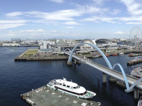 白い帆船をイメージした建物は、名古屋港でひときわ目をひくランドマーク
