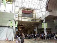 ショッピングだけでなく、仙台土産店やカフェも立ち並ぶ商店街