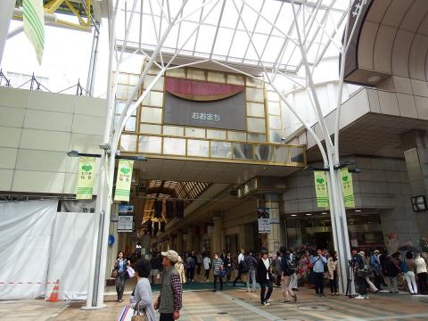 ショッピングだけでなく、仙台土産店やカフェも立ち並ぶ商店街