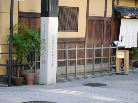 老舗料亭やお茶屋さんが立ち並ぶ、京都らしい石畳の通り