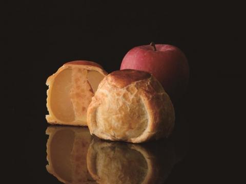 お土産にぴったり！リンゴをまるごと1個大胆に包んだアップルパイ