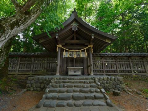 日本最古の神社のひとつ。勇壮な御柱祭があまりにも有名