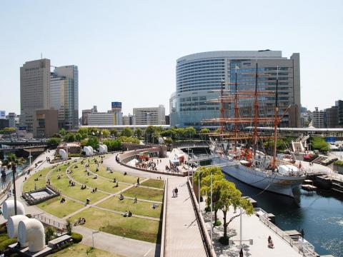 白い帆がみなとみらいの景色に映える横浜のシンボル「帆船日本丸」