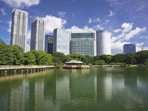 超高層ビルに囲まれた湾岸エリアの由緒正しい日本庭園で癒される
