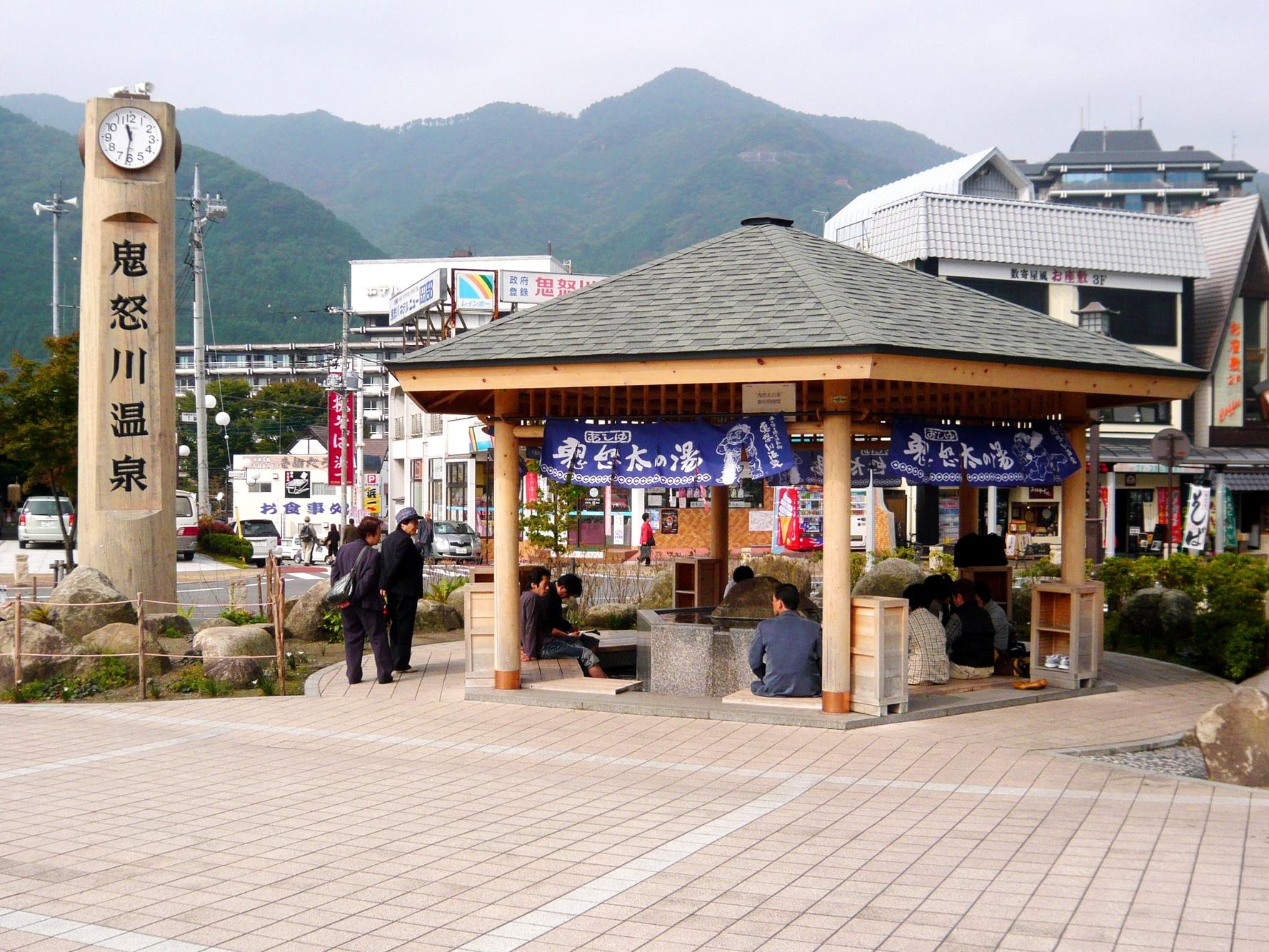 鬼怒川温泉駅の目の前にある無料の足湯施設でまずはほっこり